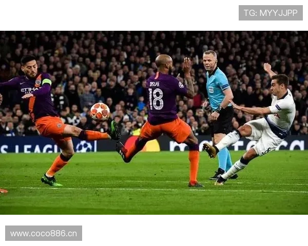 热刺防线压上幅度加大，防守空当频遭对手利用