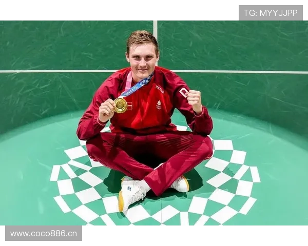 维克托·阿萨尔森比赛结束后，直接躺沙发狂吃炸鸡，谁能想到球场那麼拼没人能跟上啊？