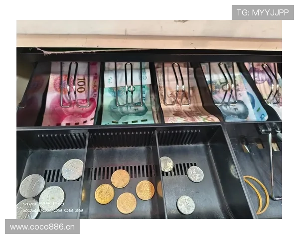 李娜在超市自掏腰包结账，收银员看到名字整个人愣住